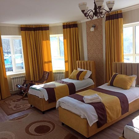 Turan Guesthouse Karakol Buitenkant foto