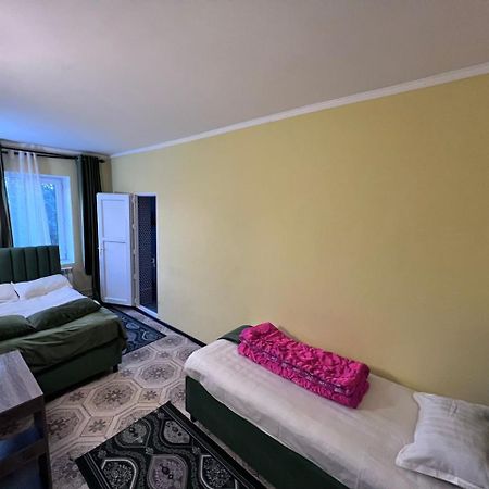 Turan Guesthouse Karakol Buitenkant foto
