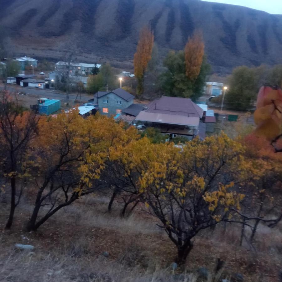 Turan Guesthouse Karakol Buitenkant foto