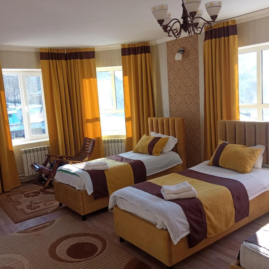 Turan Guesthouse Karakol Buitenkant foto
