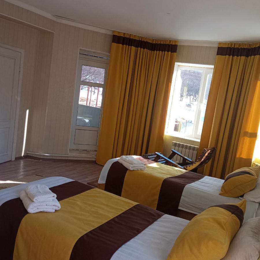 Turan Guesthouse Karakol Buitenkant foto