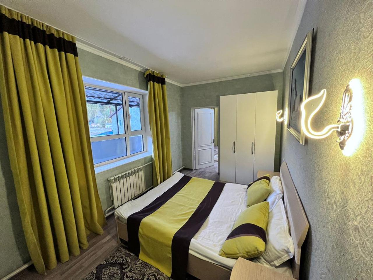 Turan Guesthouse Karakol Buitenkant foto