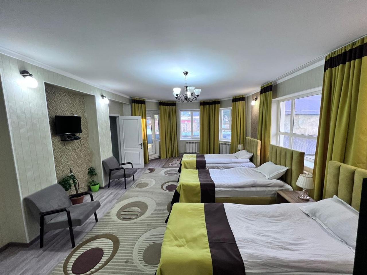 Turan Guesthouse Karakol Buitenkant foto