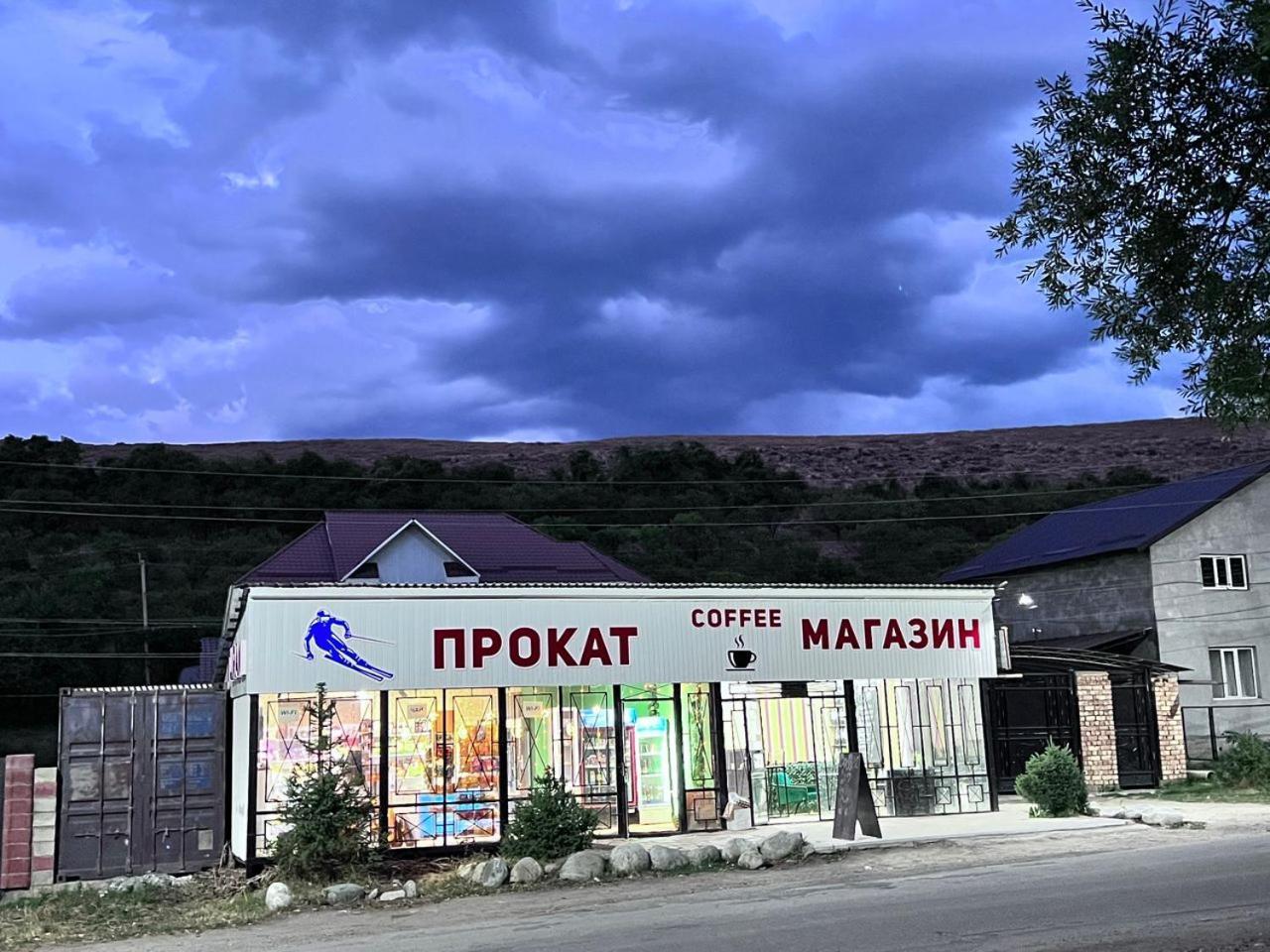 Turan Guesthouse Karakol Buitenkant foto