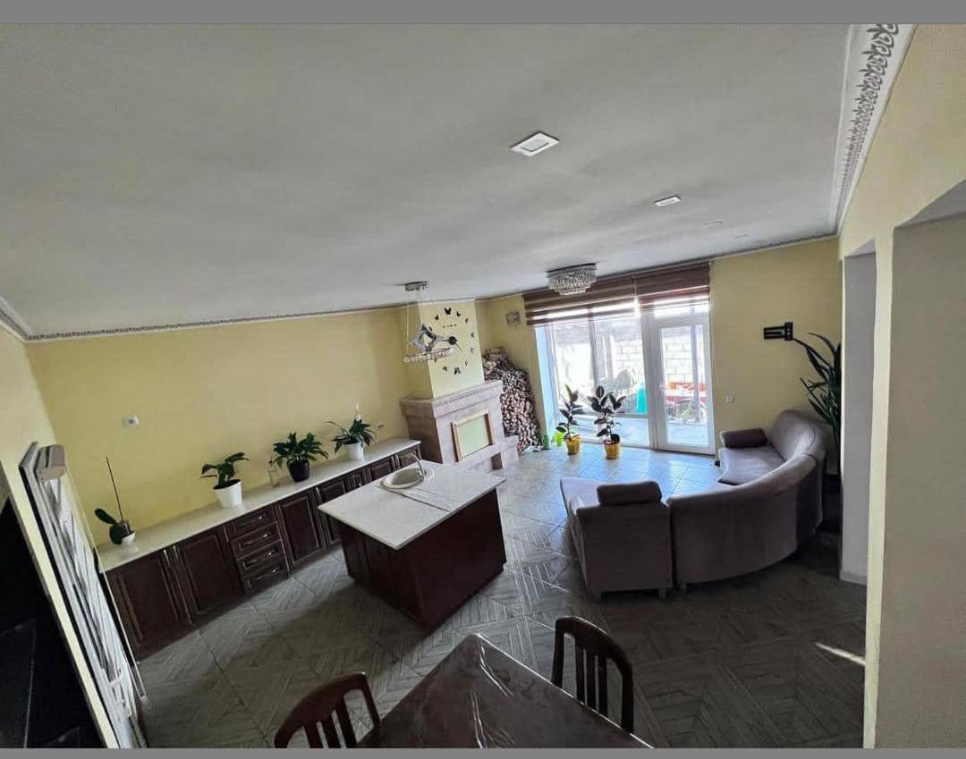 Turan Guesthouse Karakol Buitenkant foto