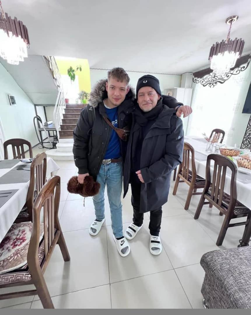 Turan Guesthouse Karakol Buitenkant foto