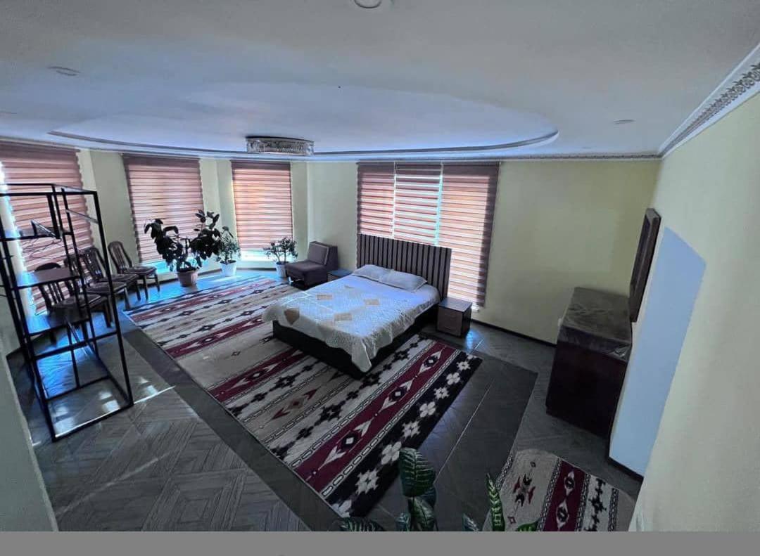 Turan Guesthouse Karakol Buitenkant foto