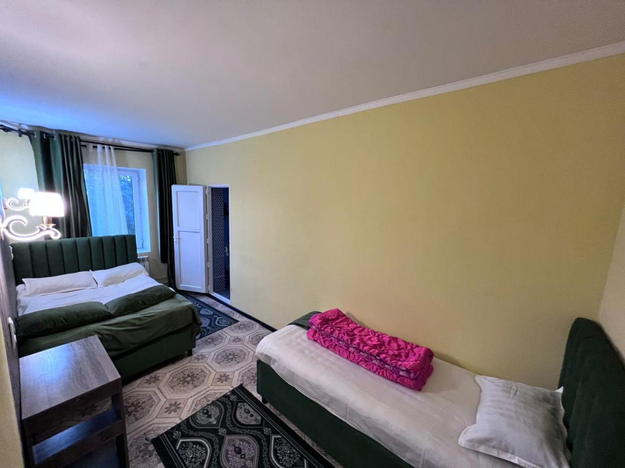 Turan Guesthouse Karakol Buitenkant foto