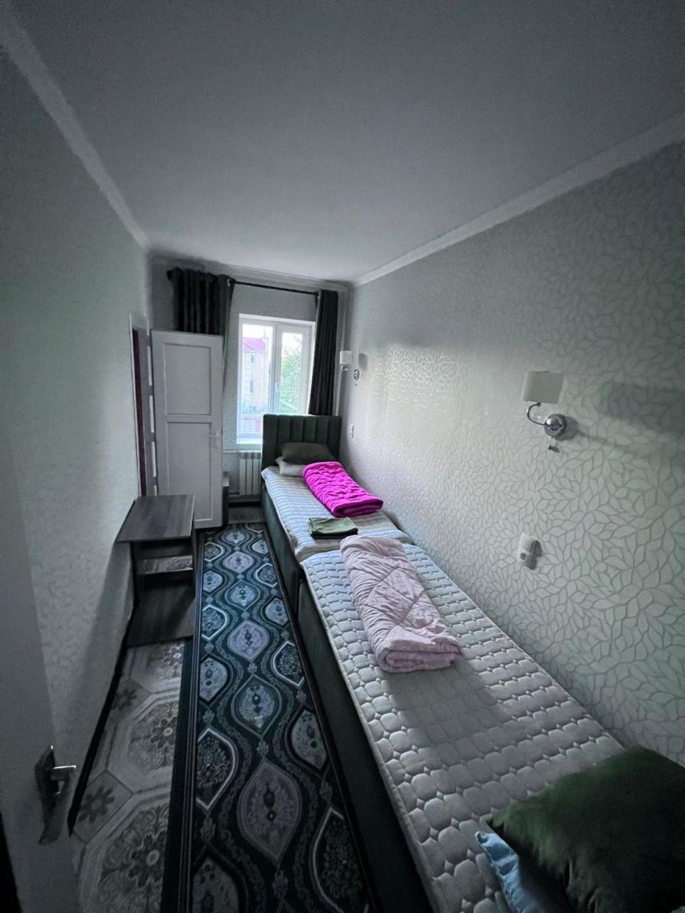 Turan Guesthouse Karakol Buitenkant foto